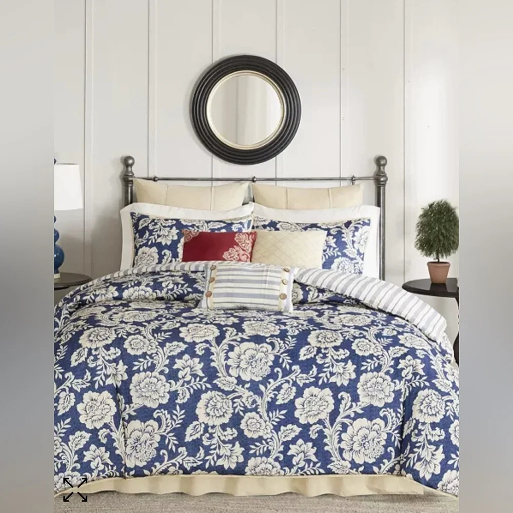 Madison Park 8 piece (no red pillow) Queen reversible duvet set